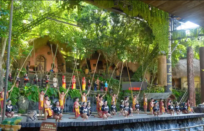 Binglanggu Li and Miao cultural park