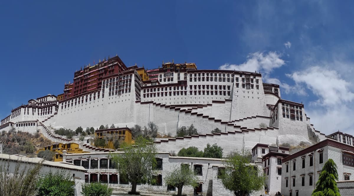 Barkhor street life in old Lhasa